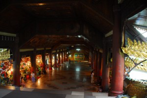 Tiendas en uno de los accesos a la Shwedagon Paya