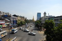 Vista de la avenida Sule Paya. Al fondo la Sule Paya