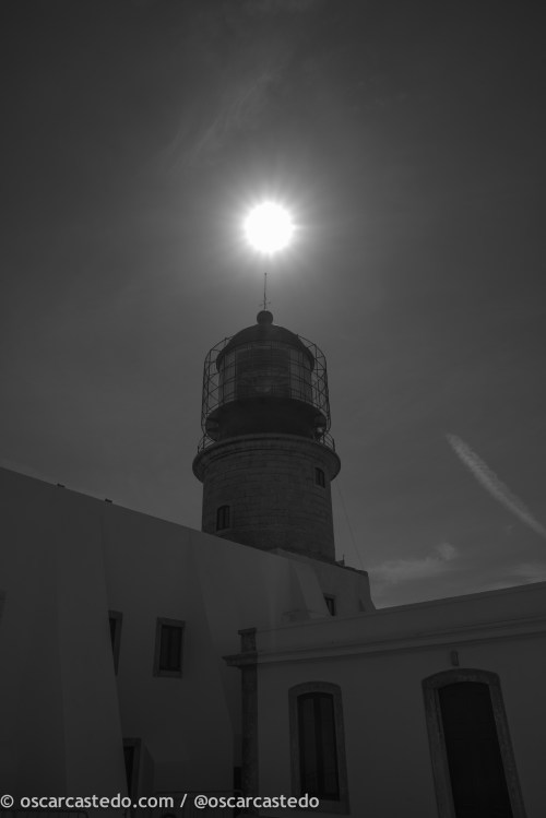 La luz del sol sobre el faro